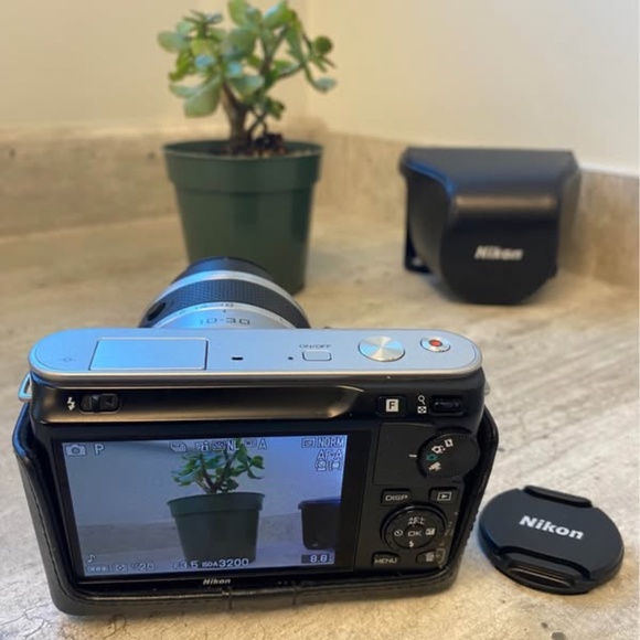 Nikon 1 J1 Mirrorless Interchangeable-Lens Digital Camera 10.1 Megapixel - Picture 6 of 7